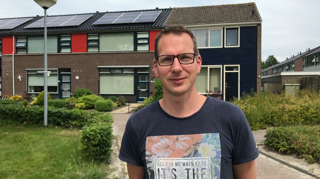 Ivar van der Til wil zijn huis graag verduurzamen maar de kosten zijn hem te hoog (Rechten: Serge Vinkenvleugel/RTV Dernthe)