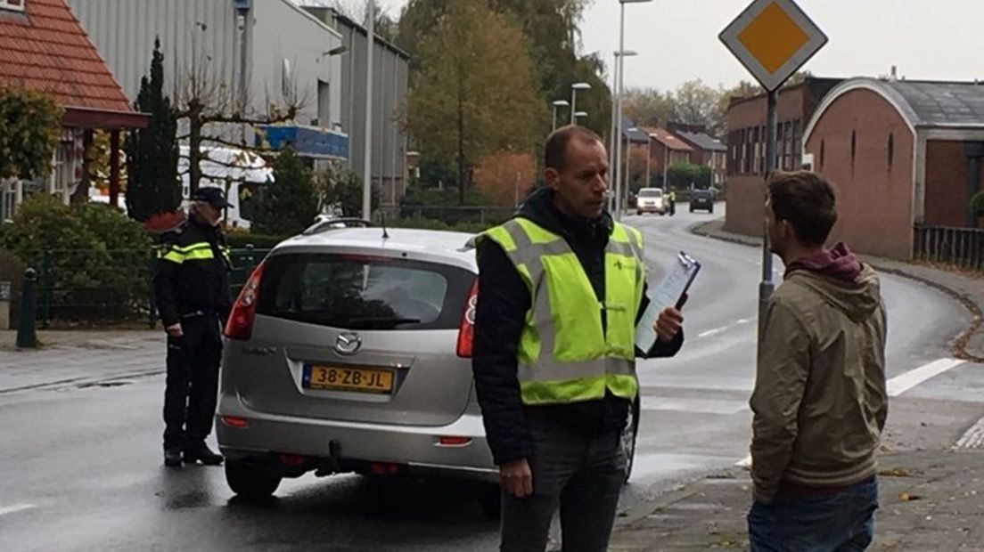 De politie houdt een passantenonderzoek in Winterswijk, 12 november.