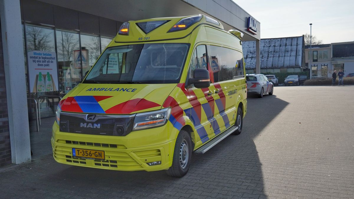 Fietser naar ziekenhuis na botsing bij supermarkt in Smilde