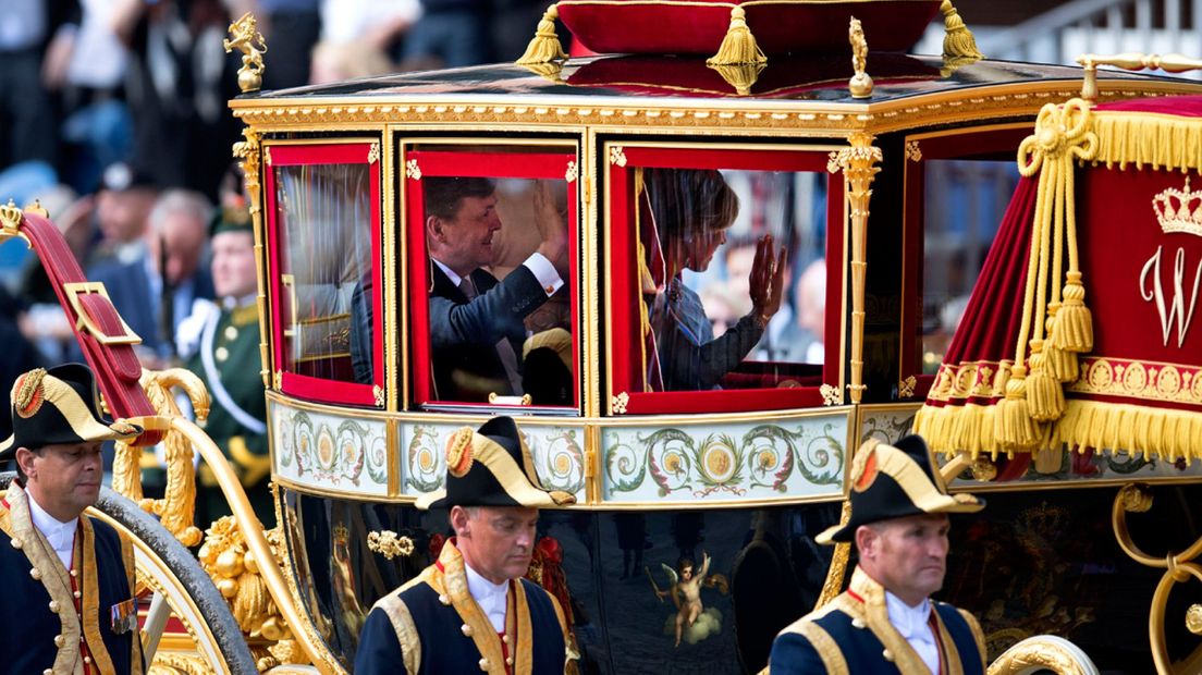 Koning Willem Alexander en koningin Maxima vertrekken in de Glazen Koets na het voorlezen van de troonrede