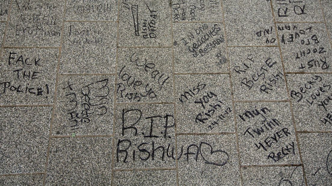 Teksten voor de doodgeschoten Rishi op het perron van treinstation Den Haag HS, nadat de 17-jarige Hagenaar werd doodgeschoten.