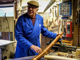 Antoon (83) uit Lonneker maakt al bijna halve eeuw midwinterhoorns