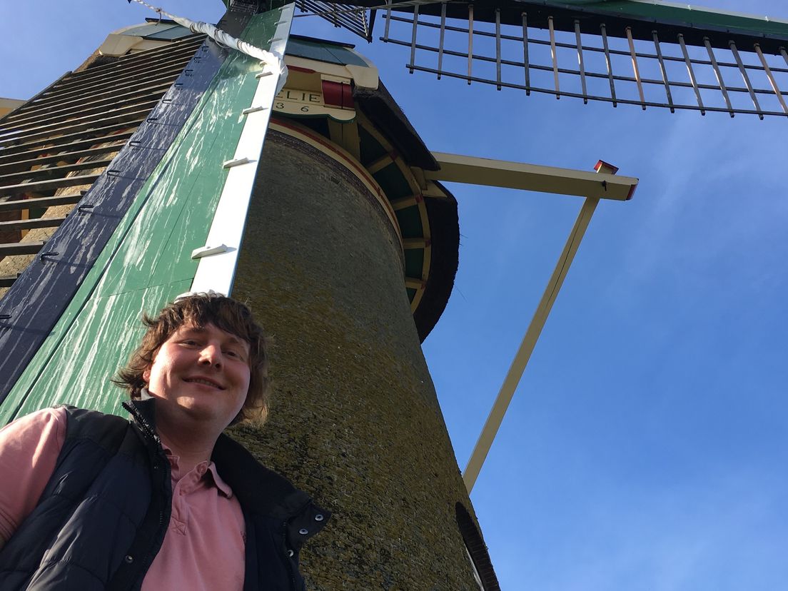 Molenaar Jesse in 't Veld bij de molen in Puttershoek