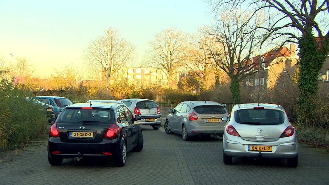 Bij de teststraat in Vlissingen staan flinke rijen auto's