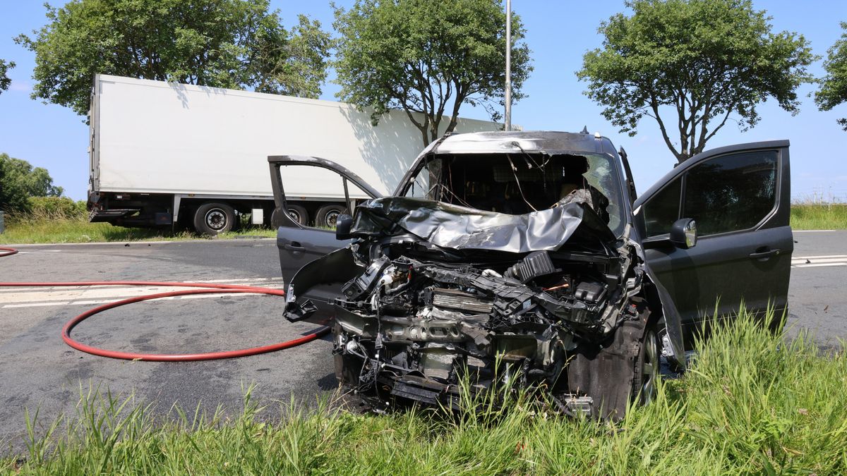 112-nieuws | Auto vliegt in brand na botsing - Kind in sloot gevonden en gereanimeerd
