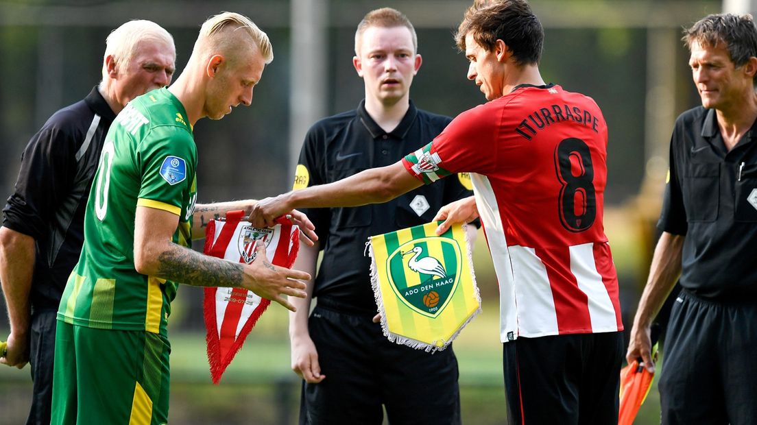 Lex Immers wisselt vaantjes uit met de Baskische aanvoerder Ander Iturraspe