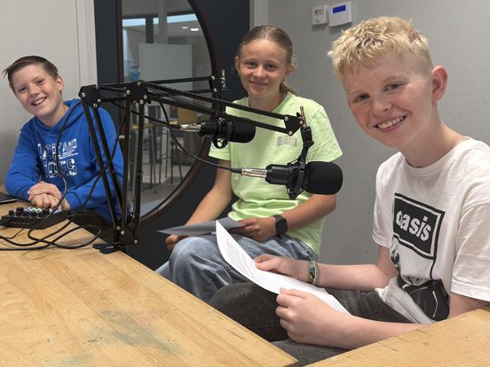 Leerlingen van groep 8 uit Dalen duiken de dorpsgeschiedenis in met een eigen podcast