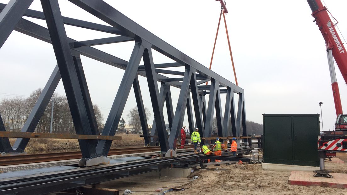 De brug wordt op z'n plek gehesen (Rechten: RTV Drenthe / Serge Vinkenvleugel)