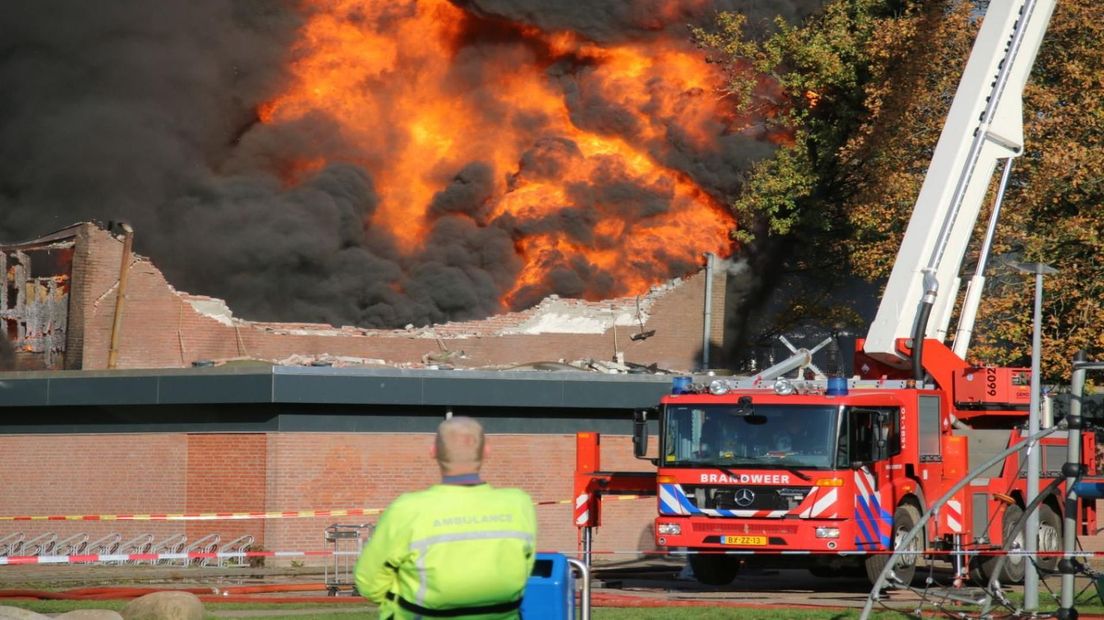 De vlammen slaan uit het dak van de gymzaal in Haren