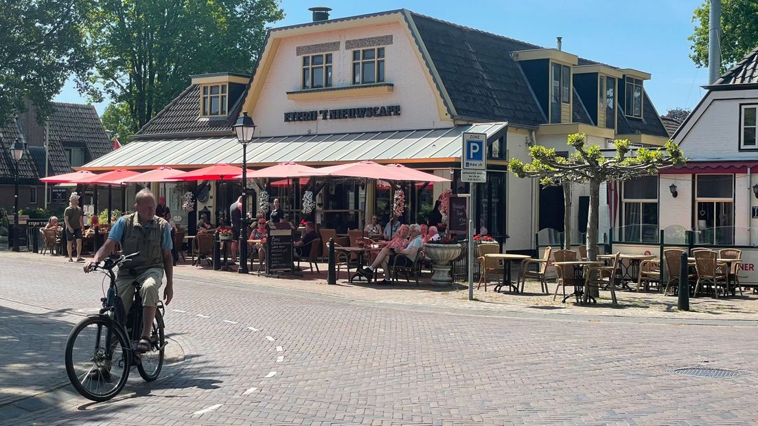 Mensen genieten in Diever op een terras van het mooie weer