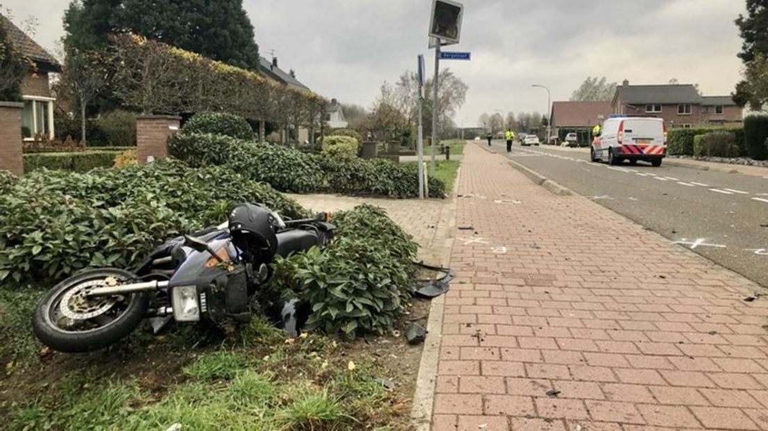 Een 18-jarige scooterrijder uit Slijk-Ewijk is in de nacht van vrijdag op zaterdag om het leven gekomen bij een aanrijding in Bemmel.