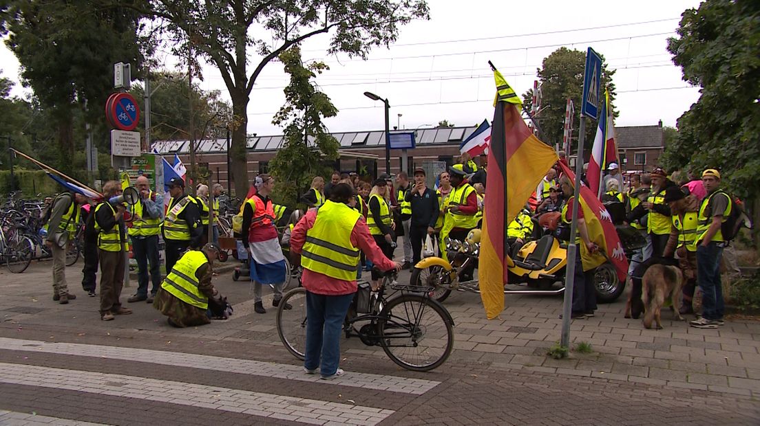 Enkele tientallen gele hesjes demonstreerden zaterdag in Tiel. Ze kwamen daar om te protesteren tegen armoede en het regeringsbeleid, maar vooral omdat een van hun fanatiekste leden het organiseerde.