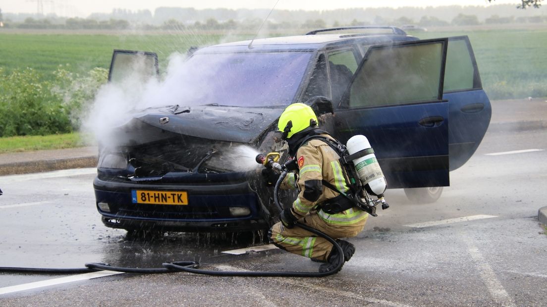 Toen de brandweer aankwam, stond de voorzijde van de auto in vuur en vlam