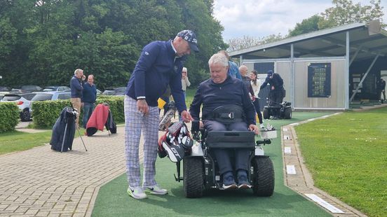 Dit is waarom Guus Hiddink in een speciale golfrolstoel zit