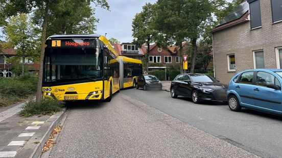Bus in Utrecht urenlang vast door foutgeparkeerde auto Home