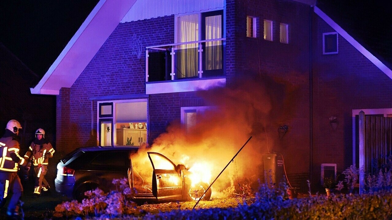 Auto klapt tegen woning en vliegt in brand, drie inzittenden gewond