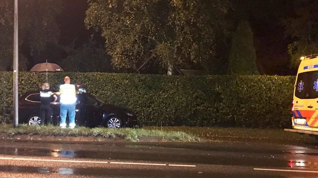 De auto belandde tientallen meters verderop in een haag