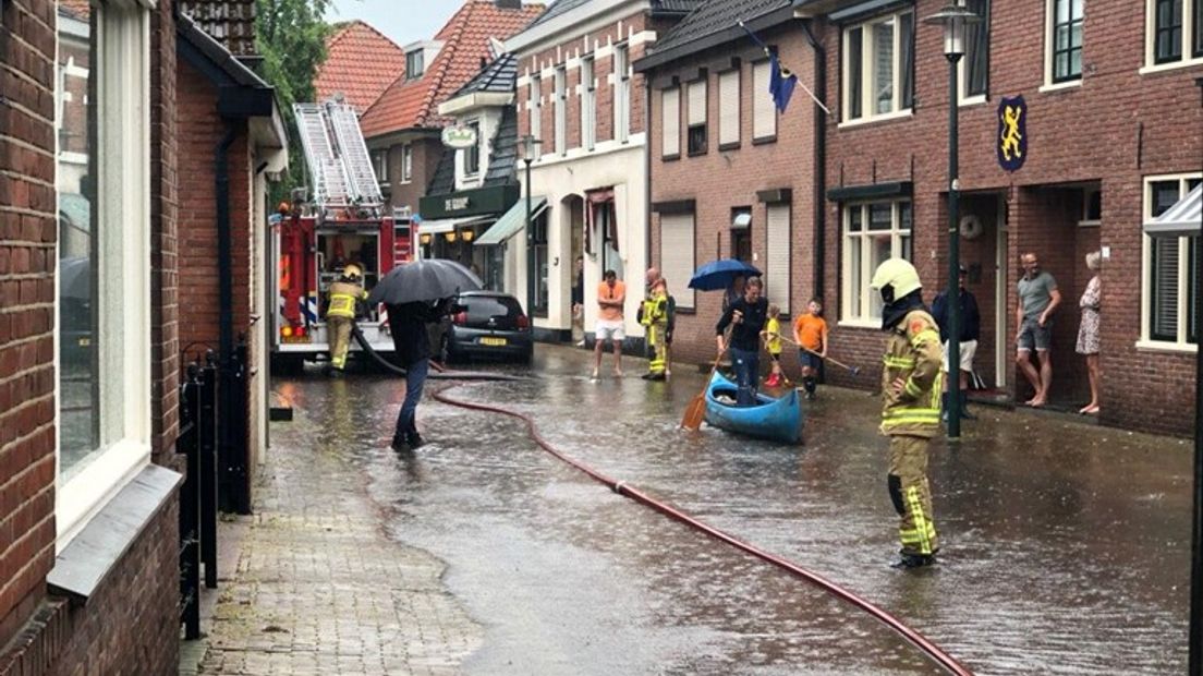 Een ondergelopen straat in Groenlo.