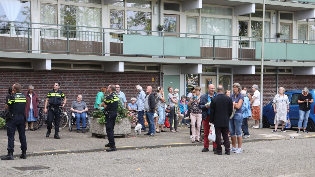 Een deel van de bewoners staat op straat.