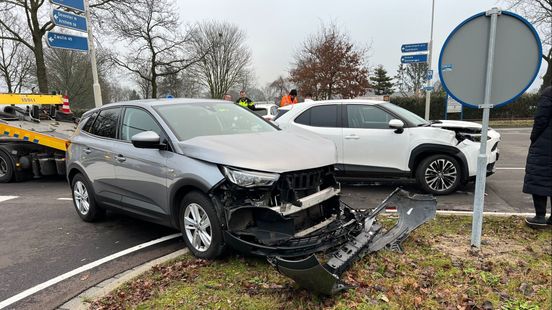 Botsing bij oprit A1 • auto in de hekken. Botsing bij oprit A1 • auto in de hekken.