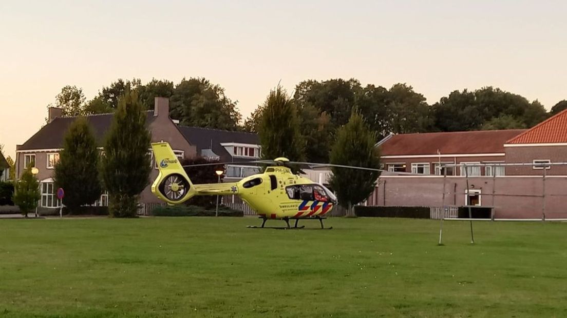 De traumahelikopter landde in Ammerzoden voor medische hulp.