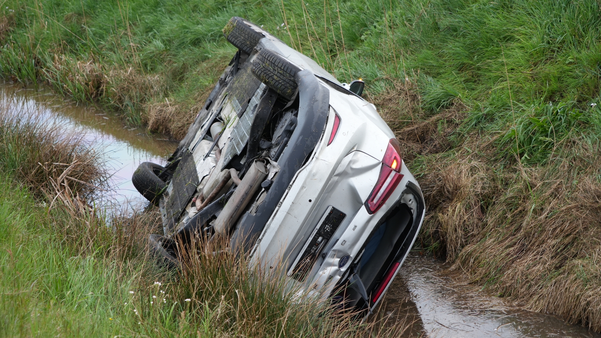 112-nieuws: Auto in sloot bij ongeval op A7 bij Scharmer • Ongeluk in stadswijk Lewenborg