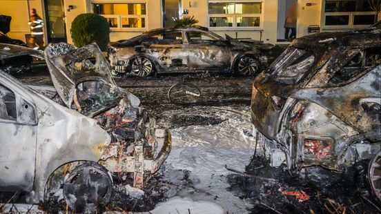 Drie auto's gaan tegelijkertijd in vlammen op