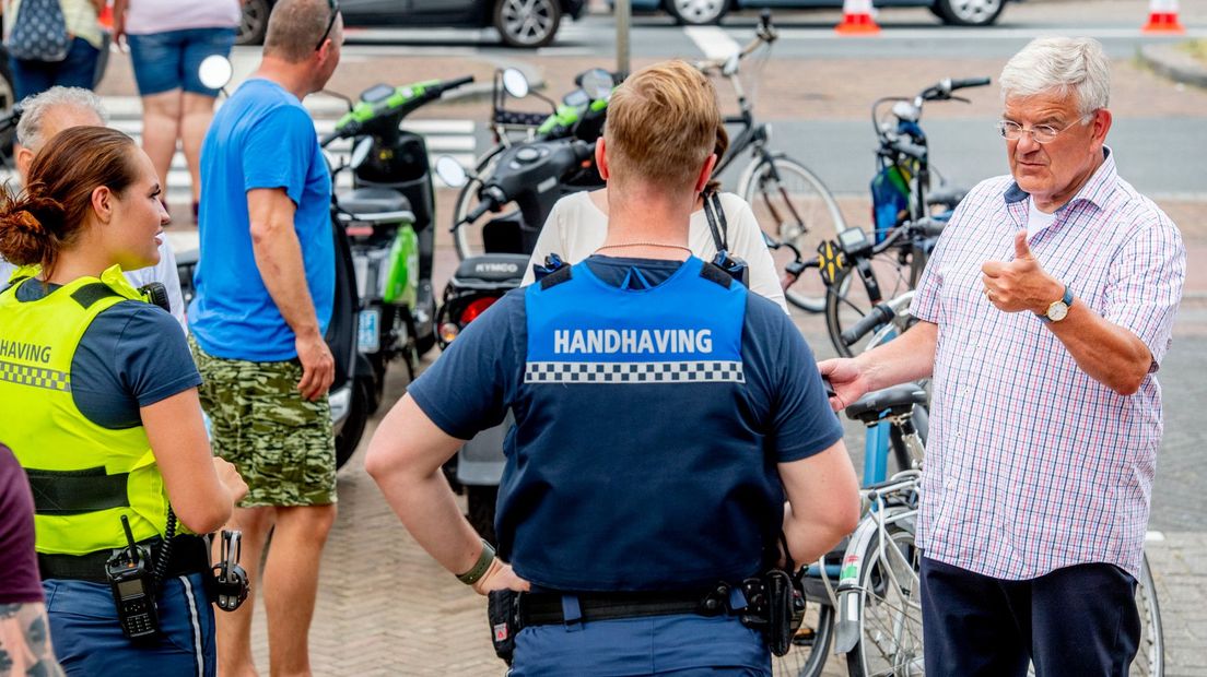 Van Zanen in gesprek met handhavers in Scheveningen, vorig jaar zomer