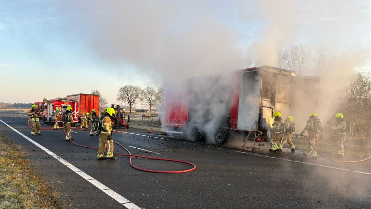 A73 bij Reuver deels dicht vanwege brandende aanhanger