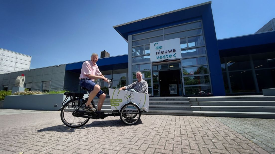 Raadsleden Gilbert Mulder (l) en Ton Soppe komen namens de raadswerkgroep Duurzaamheid een kijkje nemen