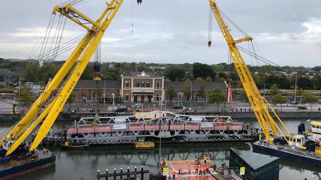 Stationsbrug Middelburg hangt voor even in de lucht