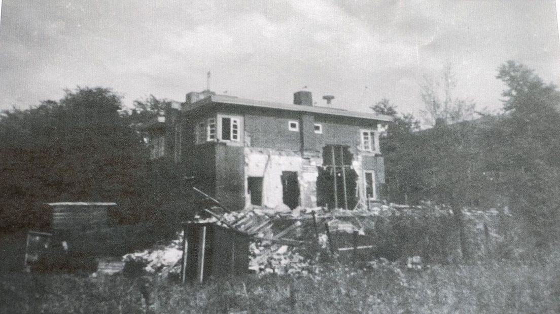 Het politiebureau in Amsterdam na het bombardement op 17 juli 1943. Hierbij kwam Vinkevener Jan Berkelaar om.