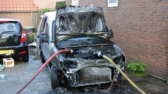 Bedrijfswagen zwaar beschadigd door brand in Hedel