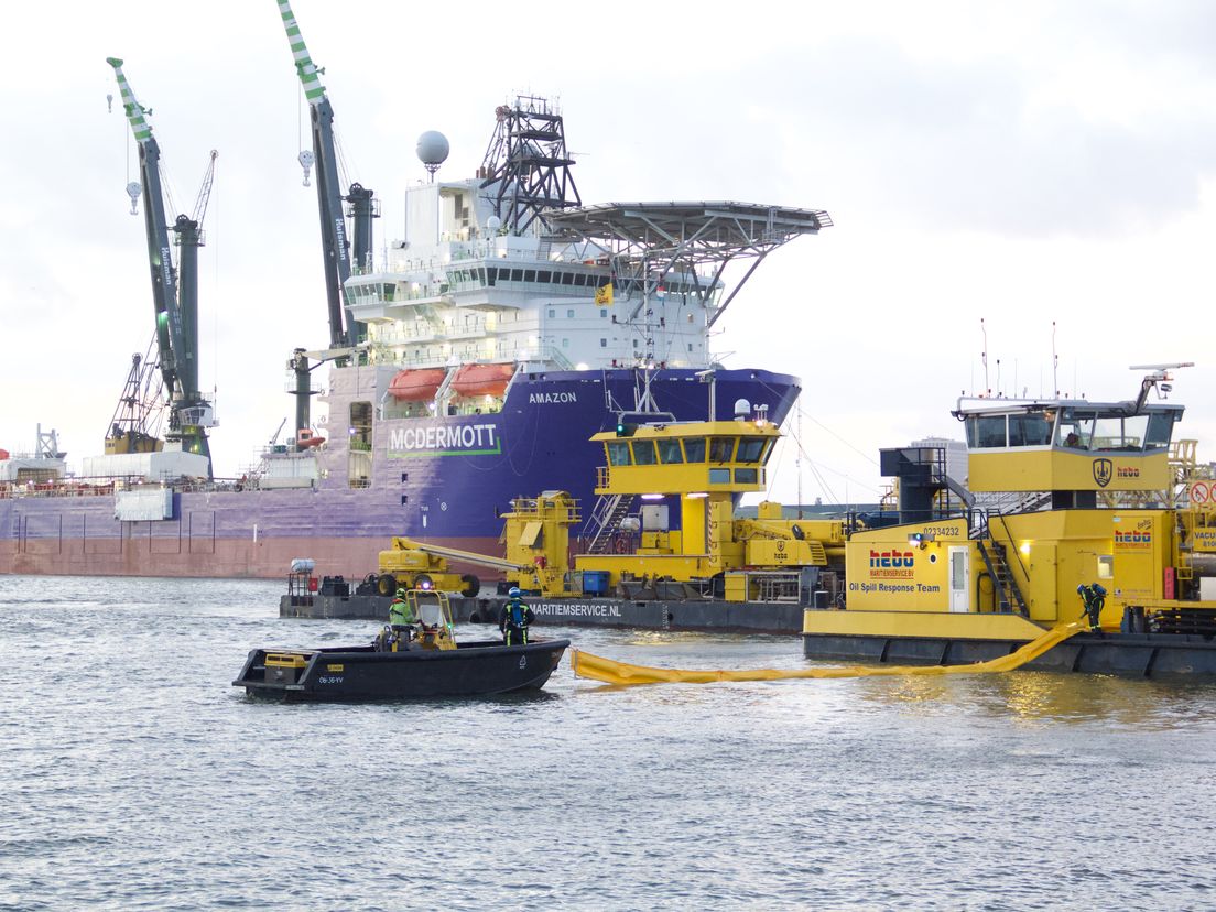 Het Oil Spill Response Team aan het werk zaterdag in de Waalhaven