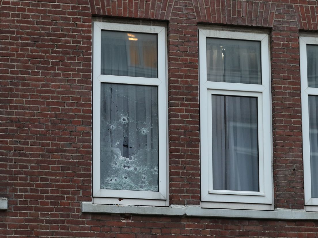 Er is gericht geschoten op het raam van een woning op de eerste verdieping