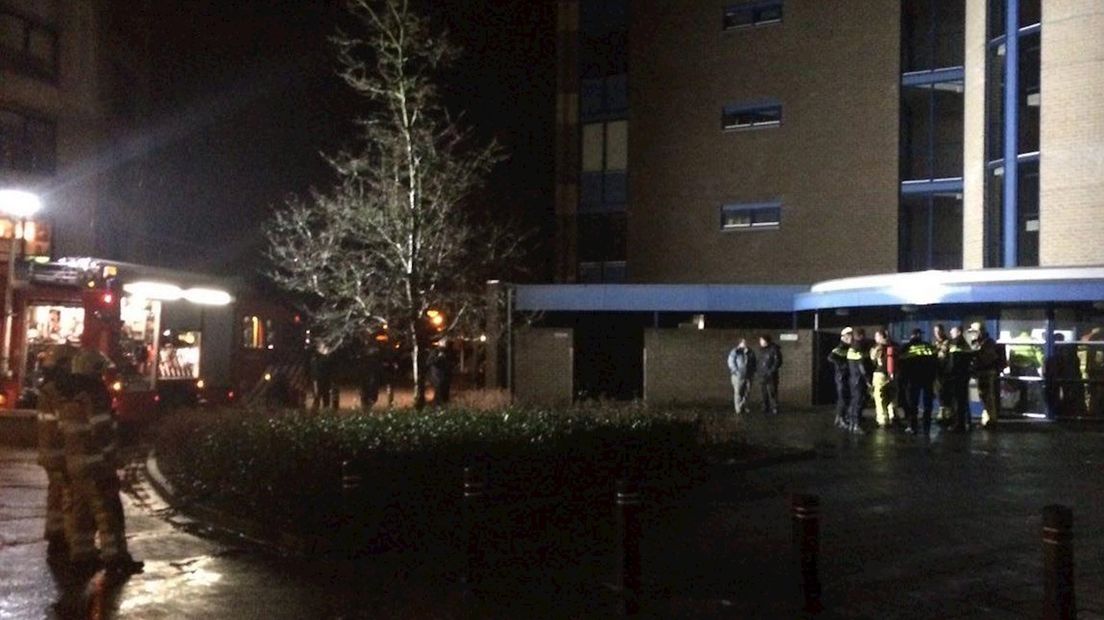 Brandweer bij flat in Zwolle voor hulpverlening