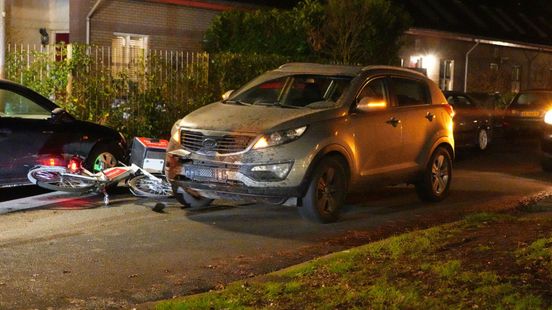 Fietser gewond na aanrijding met auto in Emmen. Fietser gewond na aanrijding met auto in Emmen.