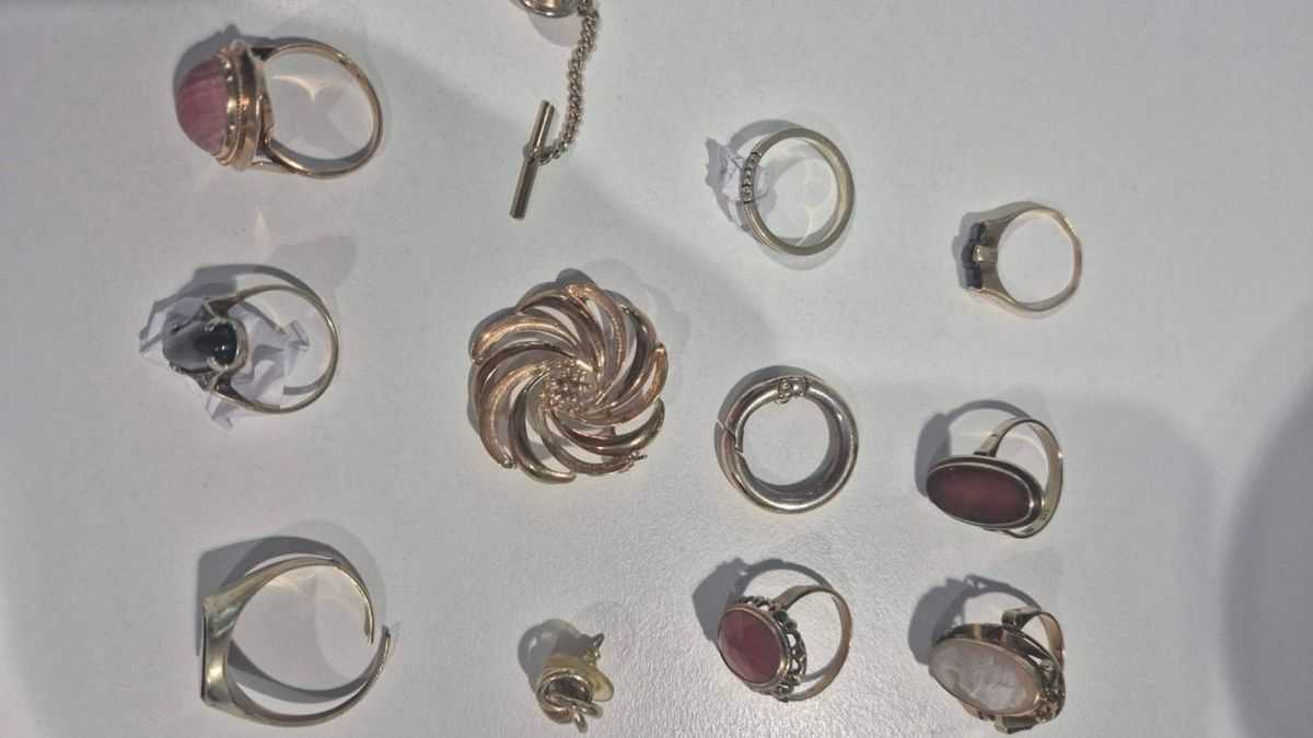 Politie vindt 'grote hoeveelheid sieraden' in kleding van verdachte