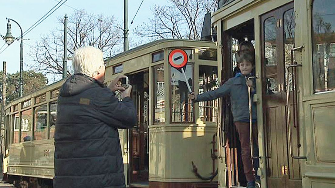 Jong en oud geniet van historische tram.
