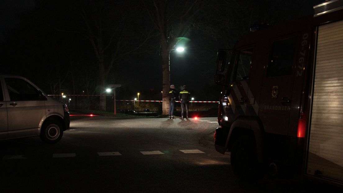 De dode man die werd aangetroffen op een carpoolplaats aan de Geerstraat in Vaassen is een 25-jarige inwoner. De politie gaat ervan uit dat hij om het leven is gekomen door een misdrijf.
