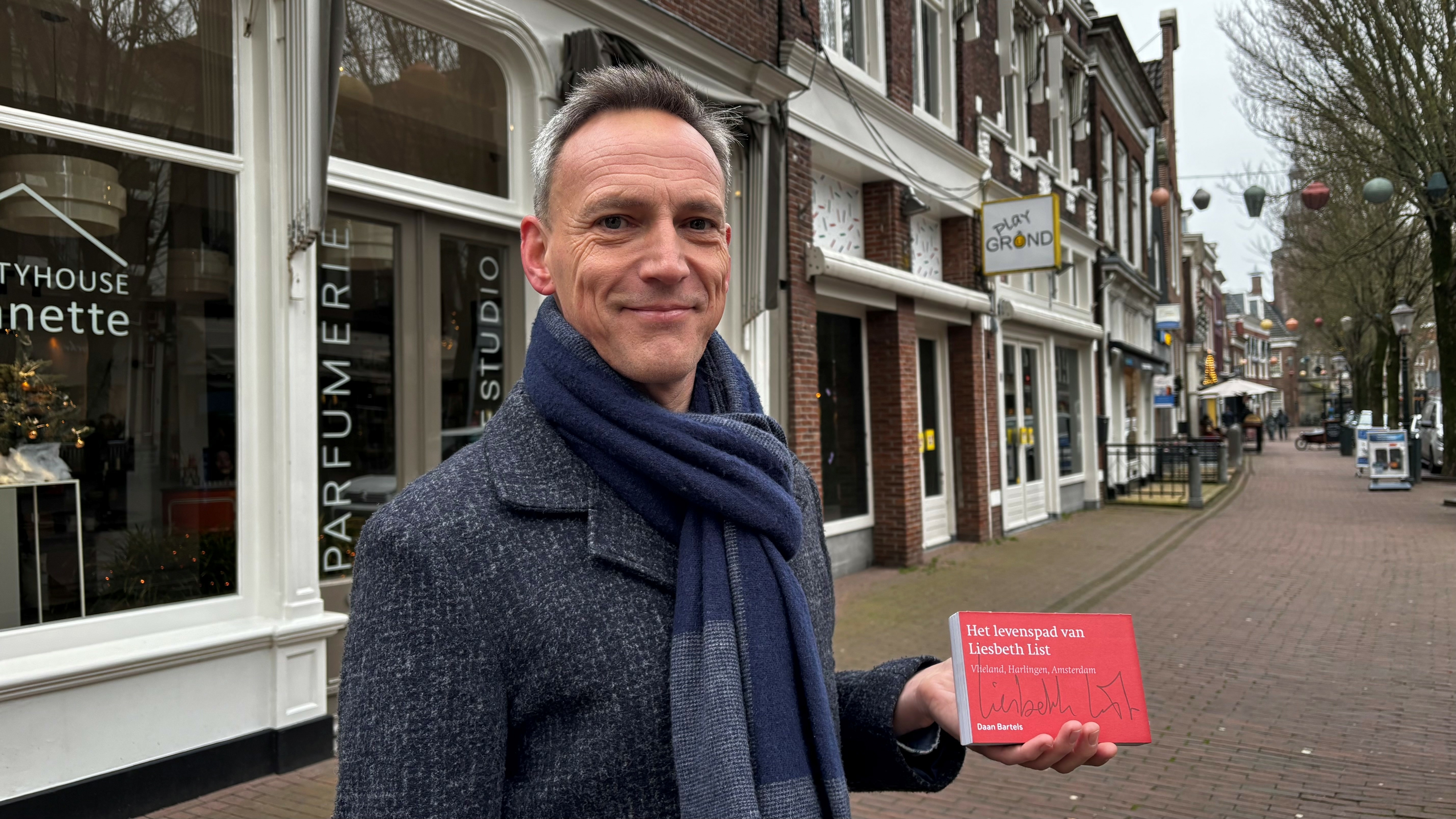 Auteur Daan Bartels mei it boek mei kuierrûten oer Liesbeth List