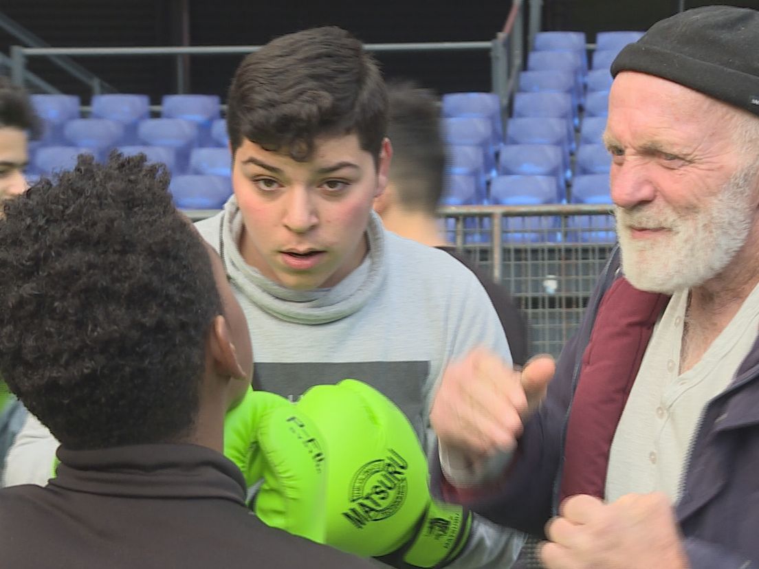 Bokslegende Rudi Lubbers geeft tips aan de boksende kinderen.