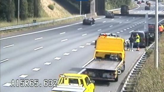 Glasplaten op rijbaan na ongeluk op snelweg en veel vertraging in avondspits. Glasplaten op rijbaan na ongeluk op snelweg en veel vertraging in avondspits.