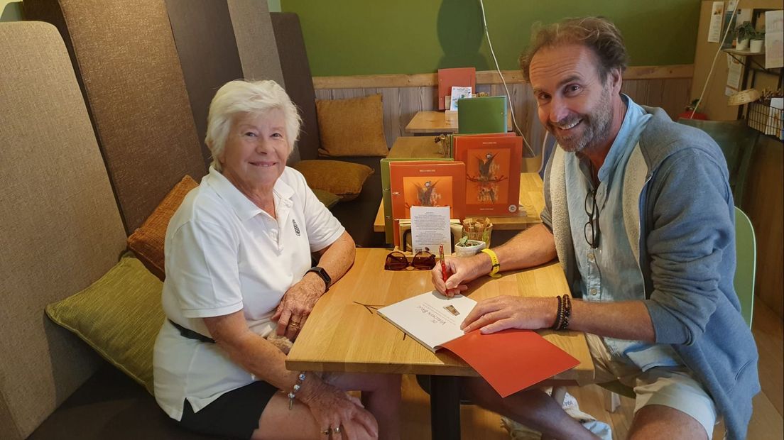 Bart Beeftink signeert zijn boek voor Sally Woolacott.