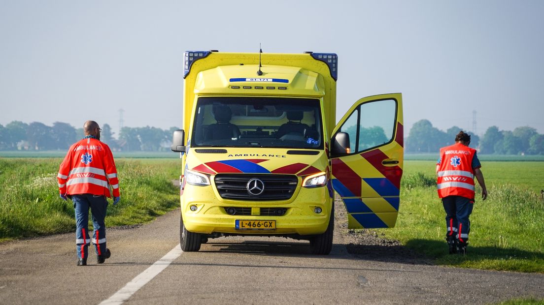 Een ambulance bij het ongeval met de scootmobiel in Scheemda