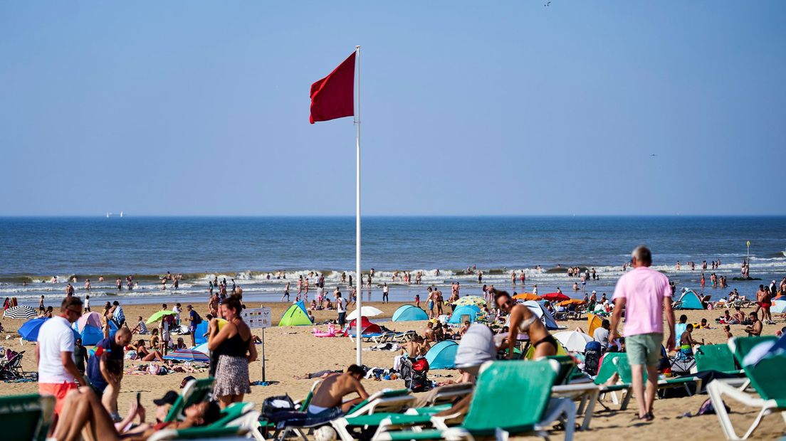 De rode vlag op het Scheveningse strand