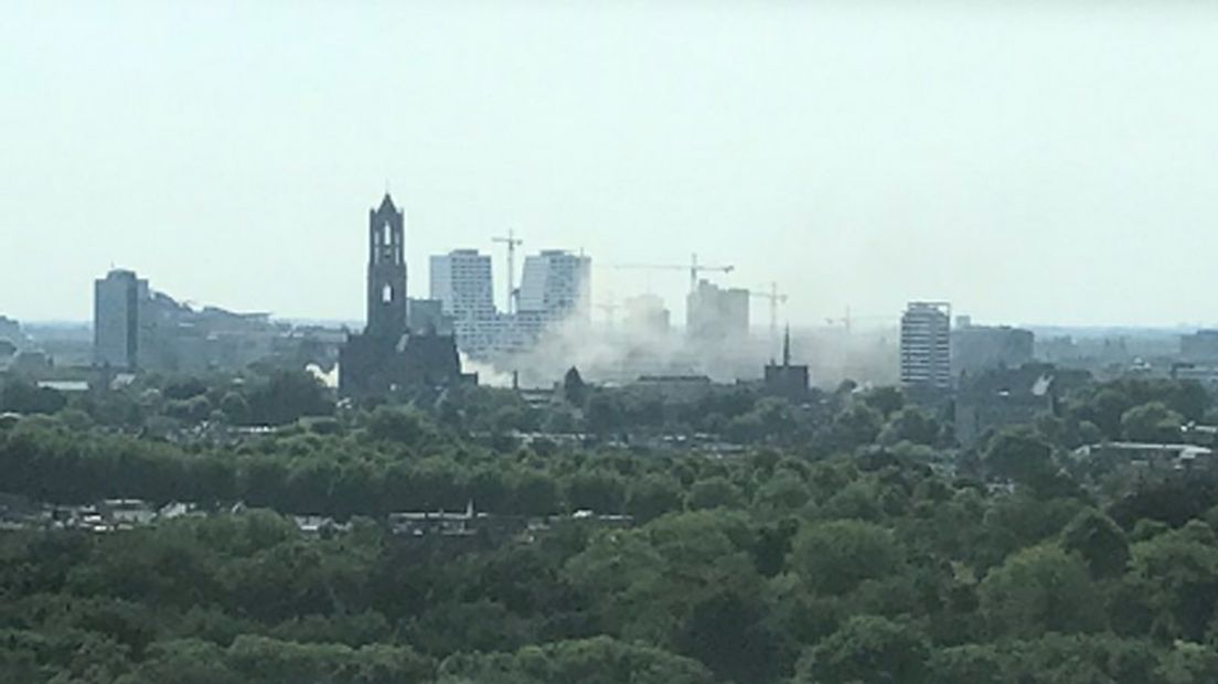 Rook hangt boven het centrum van Utrecht, zo is op deze Twitter-foto te zien.