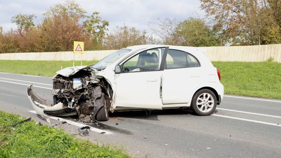Auto wordt meegesleurd door vrachtwagen en botst op tegenligger