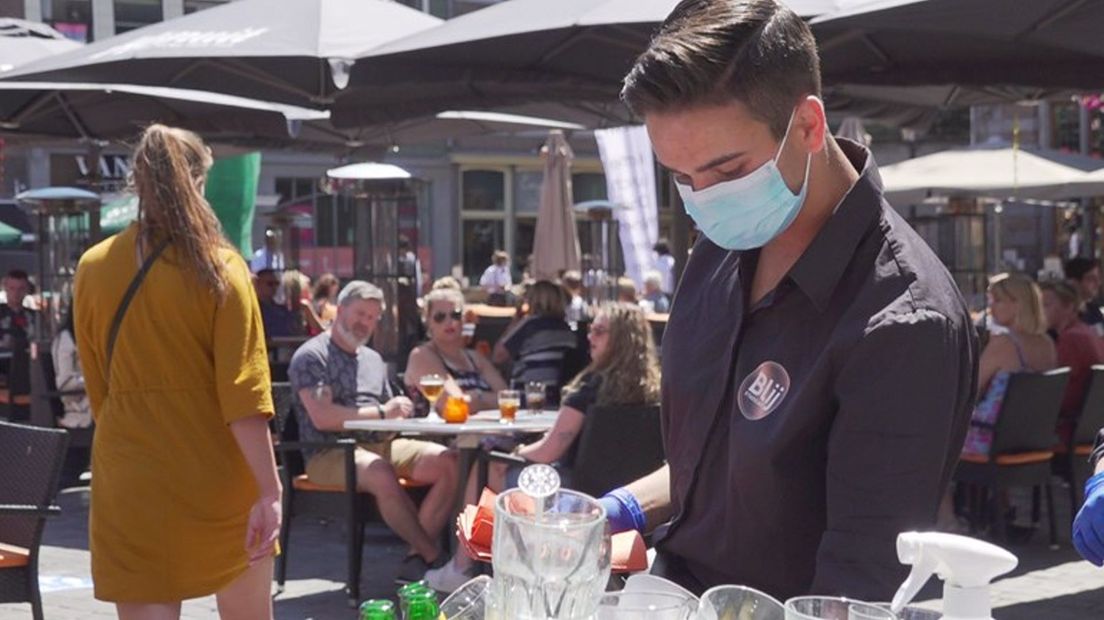 De terrassen mogen onder voorwaarden weer open, een van de versoepelingen