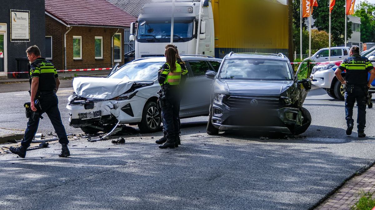112 Nieuws: Drie auto's total loss bij aanrijding Enschede | Gasleiding geraakt bij werkzaamheden in